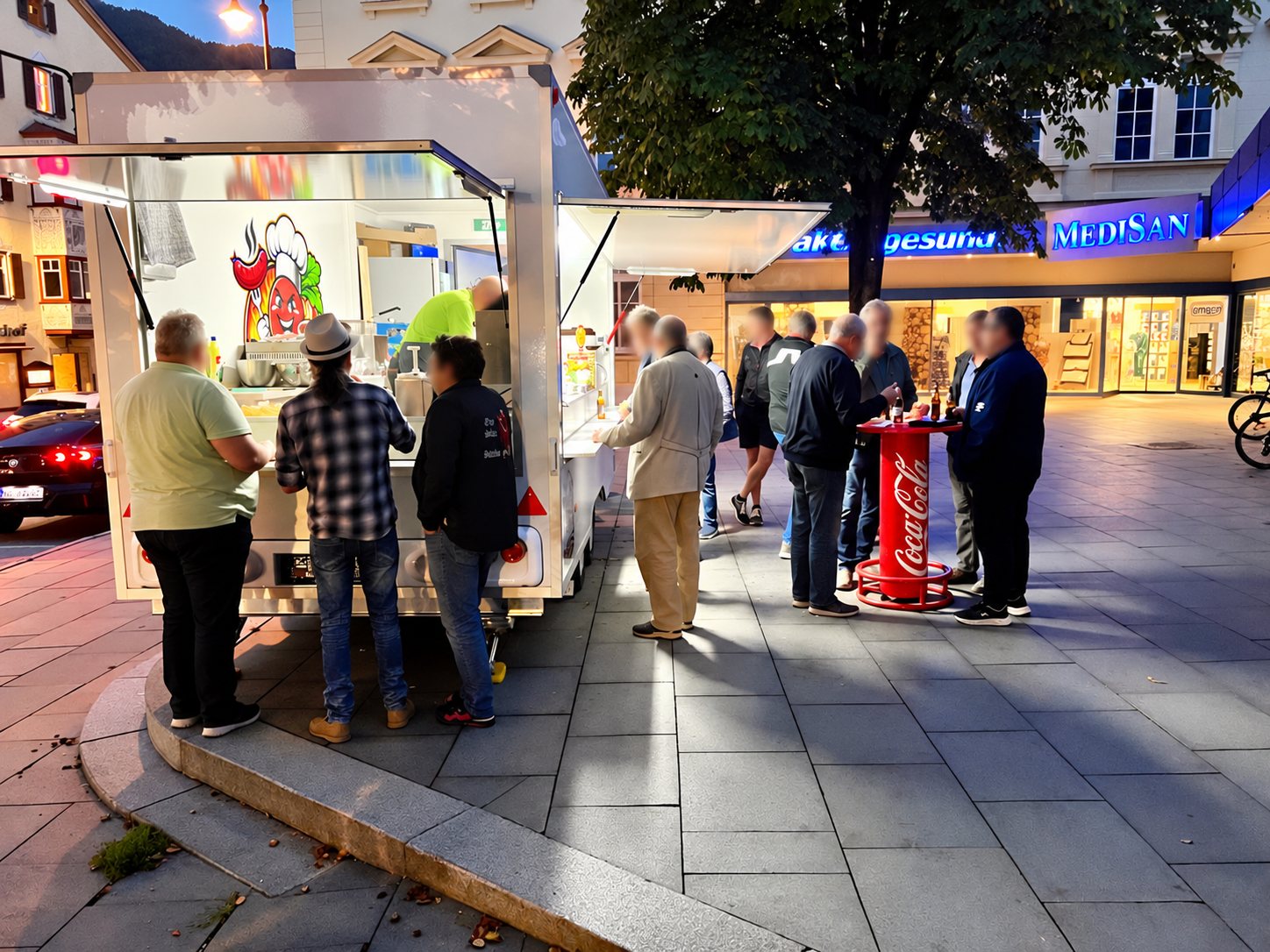 Der Ravanelli Wurst Food Truck mit Gästen am Oberen Stadtplatz in Kufstein